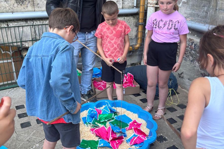 Enfants jouant à un jeu de pêche lors d'une fête organisée par l'Apel