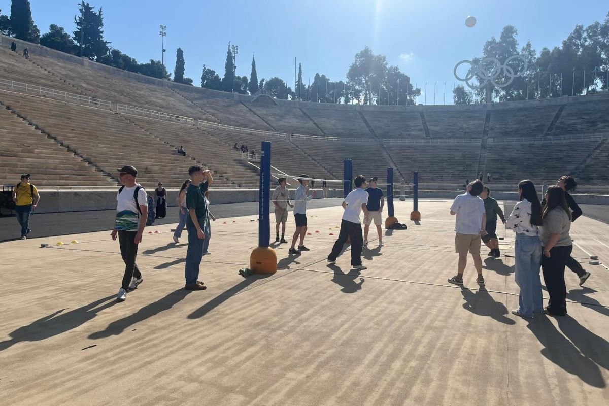 Élèves participant à des jeux dans le stade antique d'Athènes