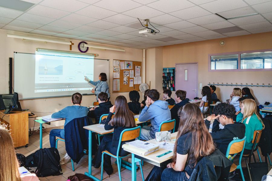 Enseignante du collège-lycée s'adressant à ses élèves en classe