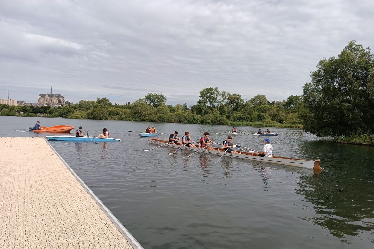 Séance d'aviron sur le plan d'eau de Saint-Quentin, basilique en arrière-plan