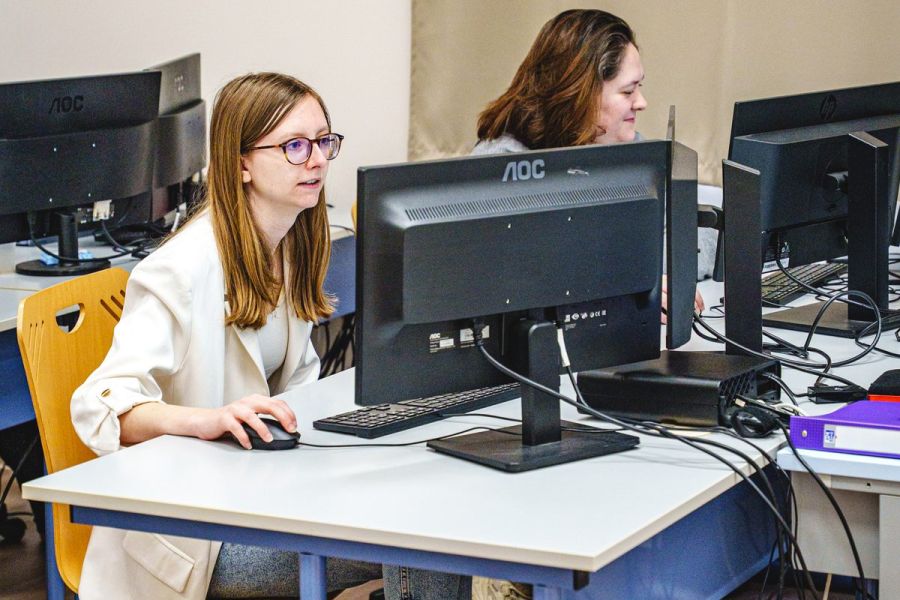 Apprentie à son poste de travail informatique en Bachelor Communication, Digital & Événementiel