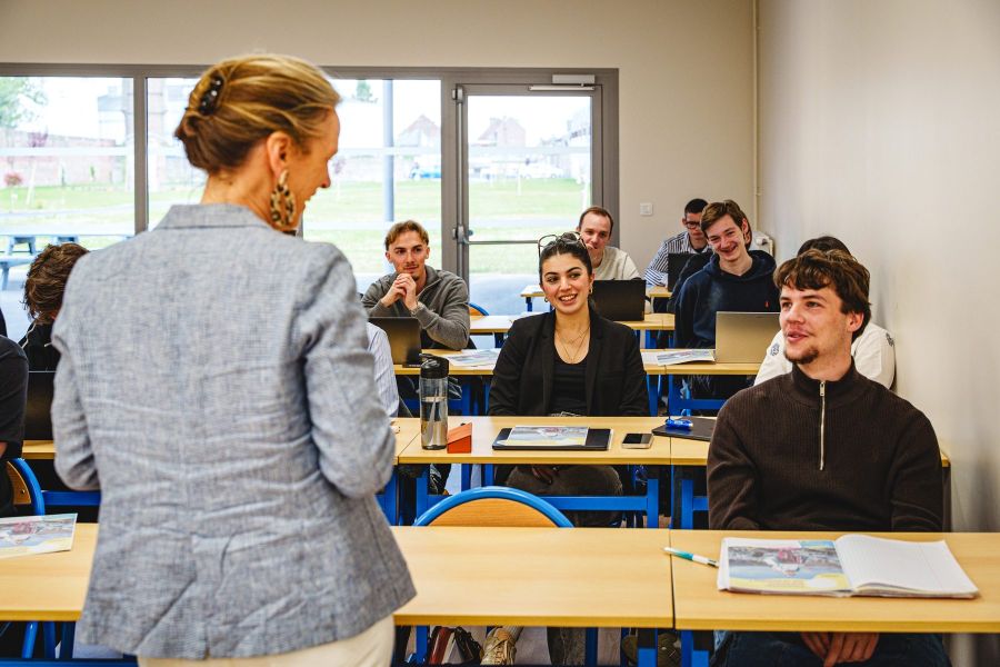Formatrice échangeant avec des apprentis du BTS Management Commercial Opérationnel