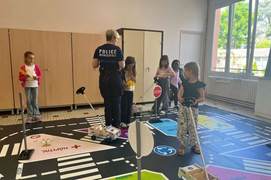 Atelier de sécurité routière avec la police municipale et des élèves de primaire