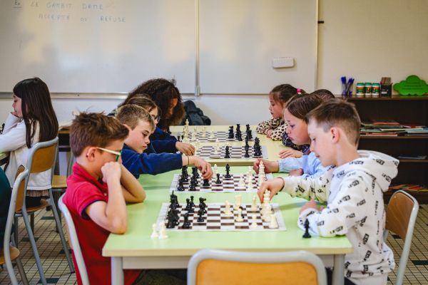Deux élèves jouant aux échecs en classe pendant le club d'échecs