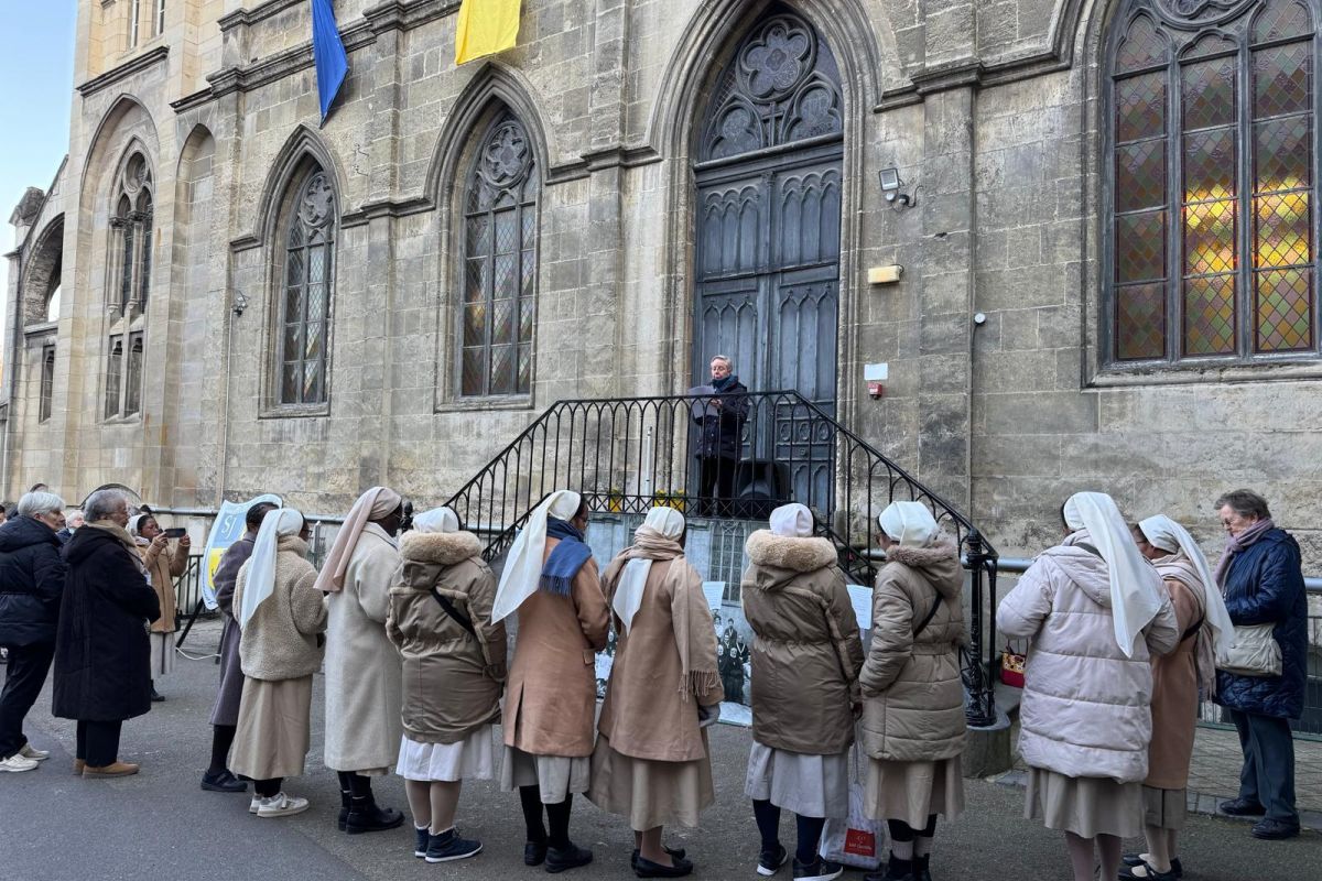 Religieuses réunies devant une église pendant un discours en plein air