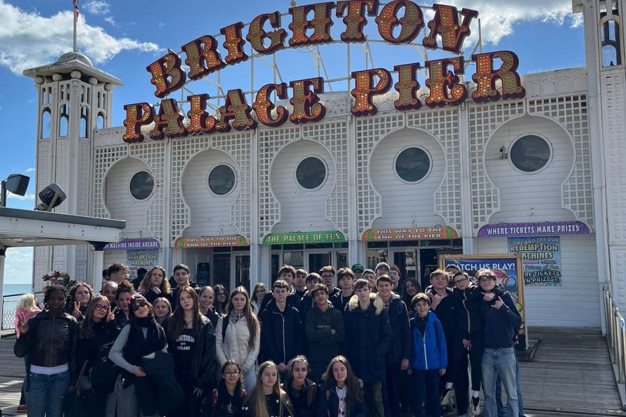 Élèves devant le Brighton Palace Pier lors d'un séjour linguistique