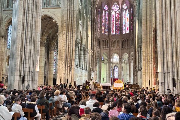 Célébration de Pâques rassemblant élèves et familles dans une église