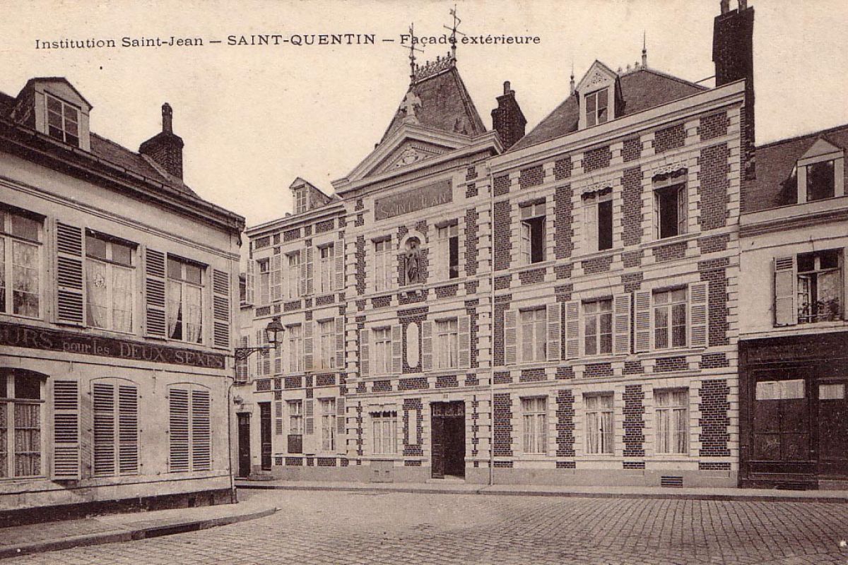 Carte postale ancienne de la façade de l'Institution Saint-Jean à Saint-Quentin