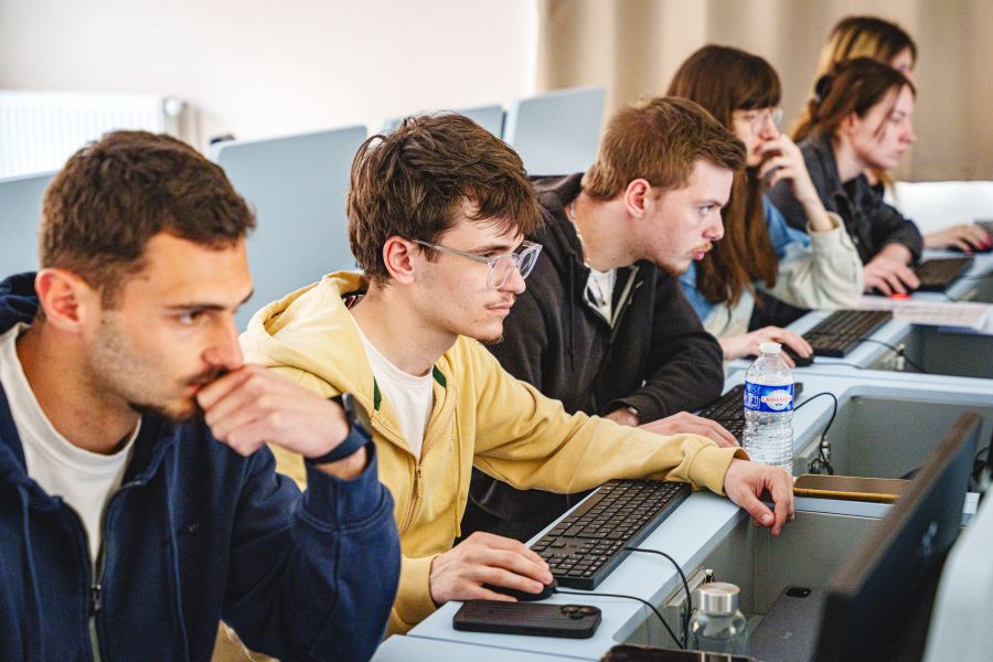Étudiants du Sup' Saint Jean & la Croix en salle informatique pendant un cours