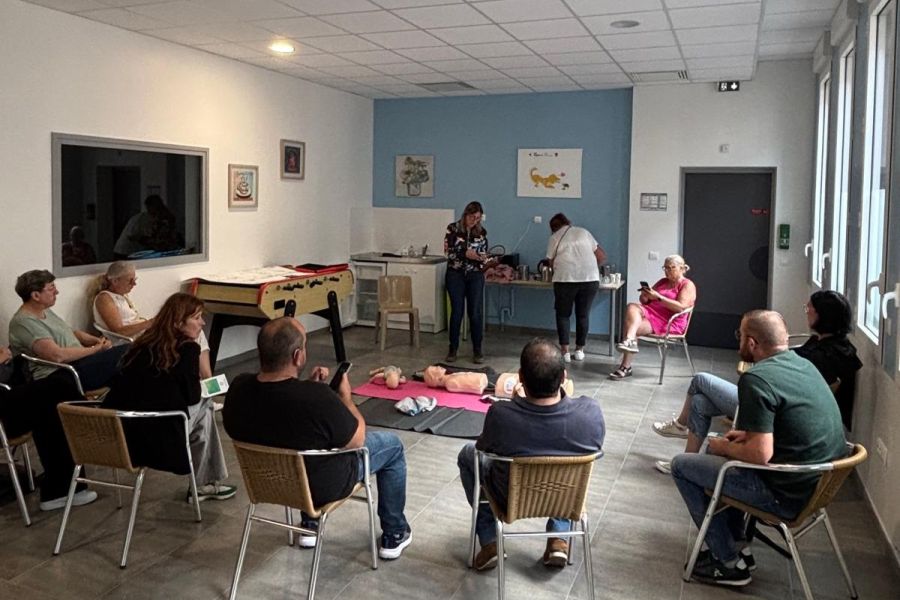 Atelier de formation aux gestes de premiers secours avec un mannequin de secourisme