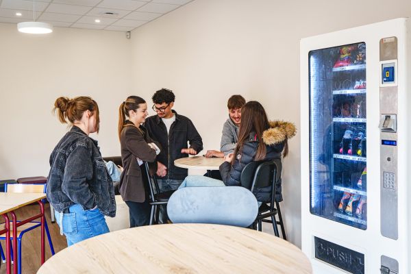 Étudiants du Sup' Saint Jean autour du distributeur de la cafétéria