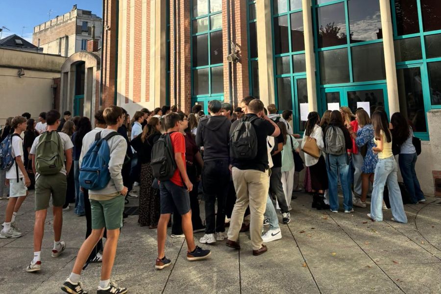 Lycéens rassemblés dans la cour de l'établissement le jour de la rentrée