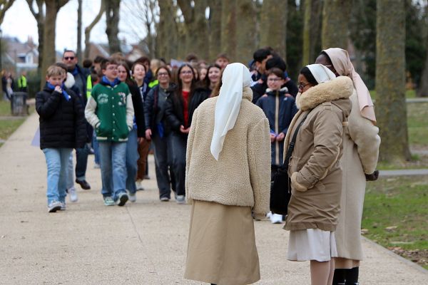 Religieuses accompagnant un groupe d'élèves lors d'une sortie dans un parc