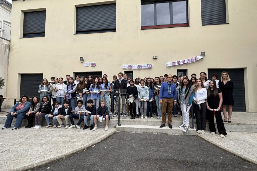 Élèves et professeurs réunis pour une remise de certifications en anglais