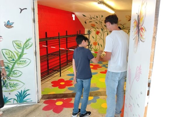 Élèves de l'internat en visite guidée dans les salles d'un musée