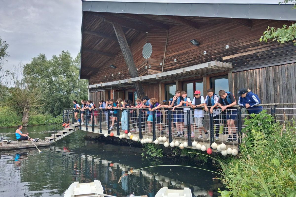 Élèves sur le ponton du club d'aviron lors d'une sortie scolaire
