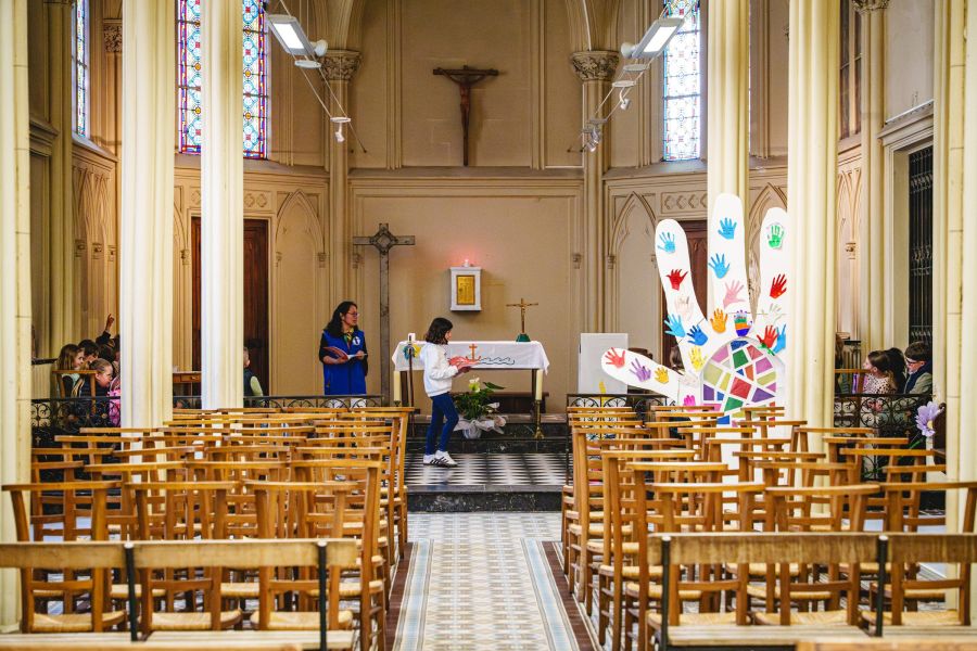 Préparation de l'autel pour un temps de pastorale, mains colorées accrochées aux piliers