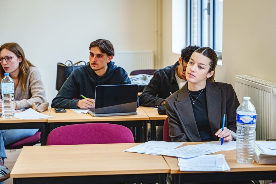 Étudiants du DCG participant activement en classe au Sup' Saint Jean & la Croix