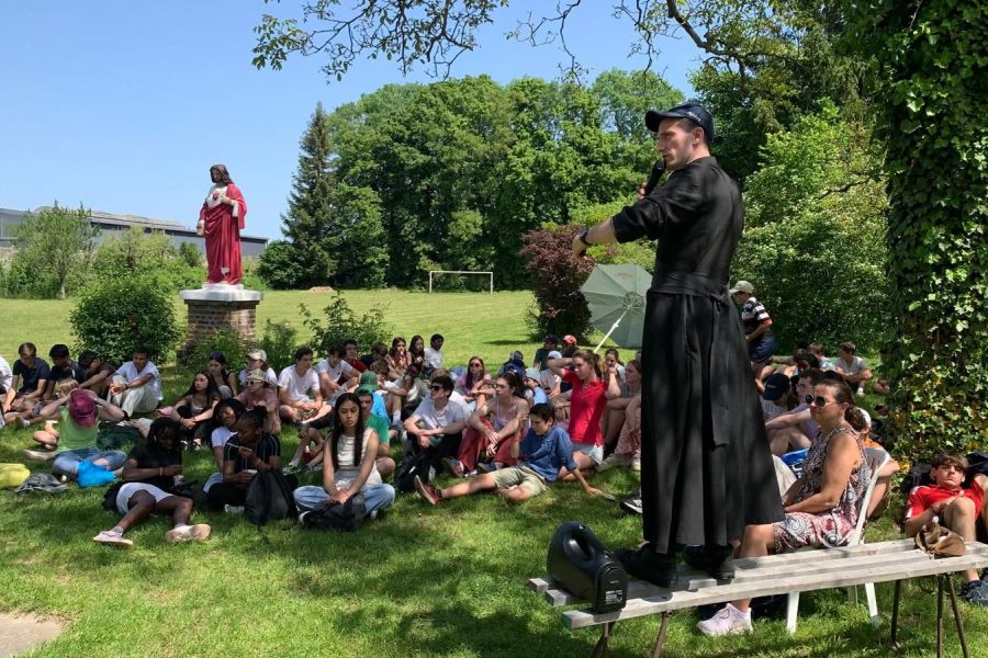 Temps de pastorale en plein air avec un animateur et un groupe de collégiens