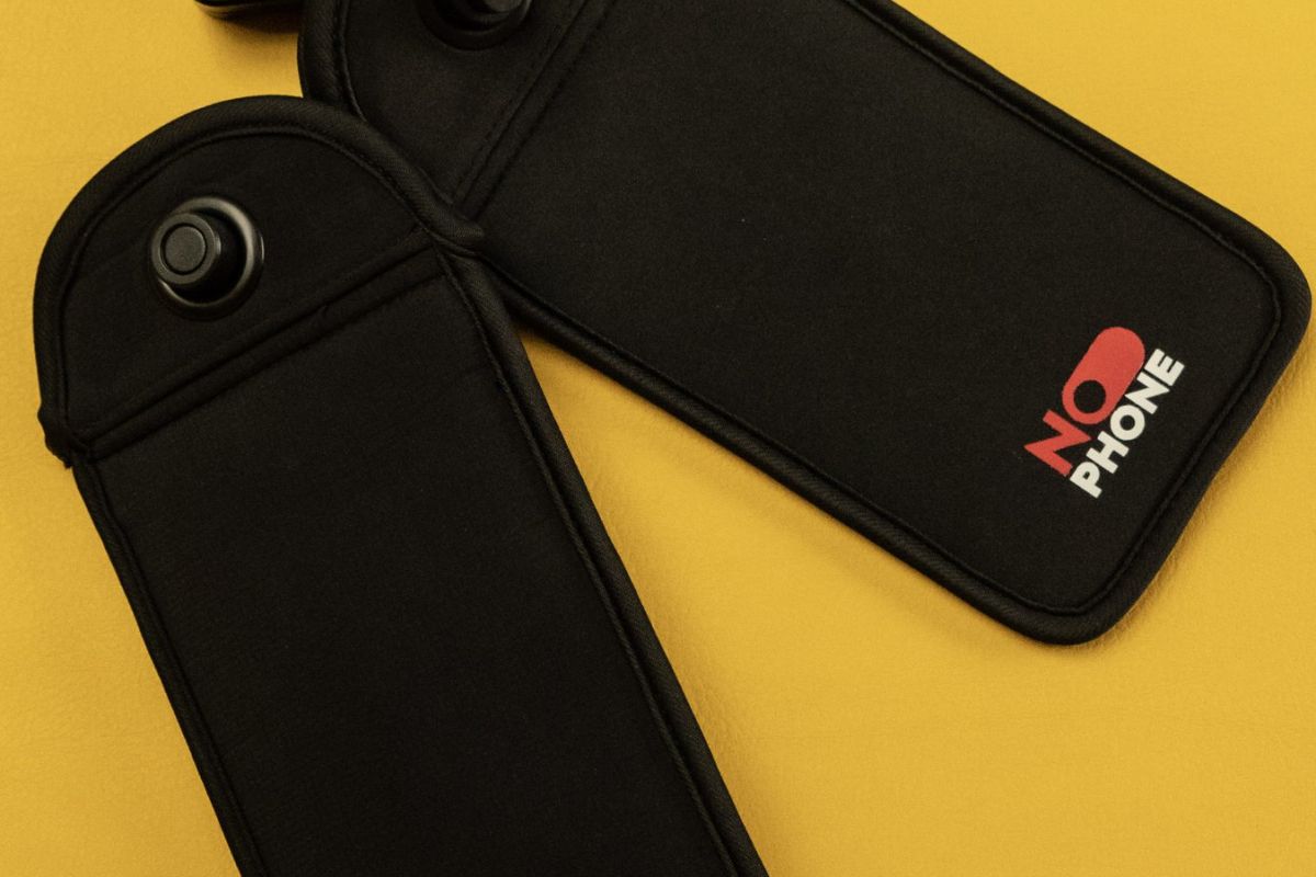 Deux pochettes NoPhone posées sur un fond jaune pour ranger son téléphone