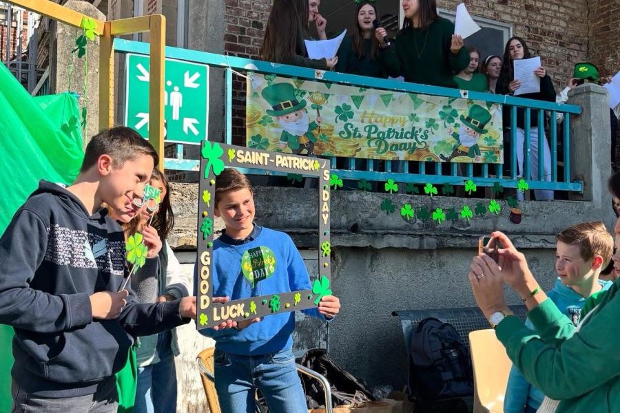 Collégiens costumés en vert sur un balcon décoré pour la Saint-Patrick