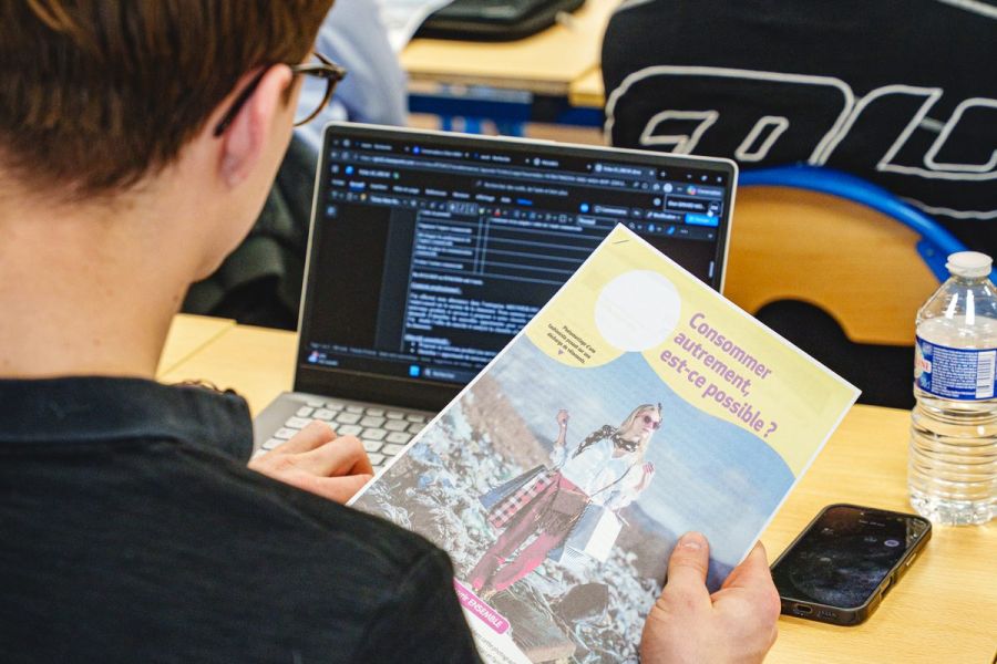 Apprenti du BTS Management Commercial Opérationnel travaillant sur ordinateur portable