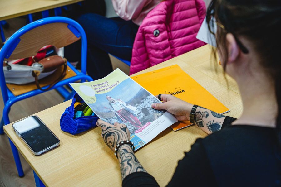 Étudiant consultant un support de cours du BTS Management Commercial Opérationnel