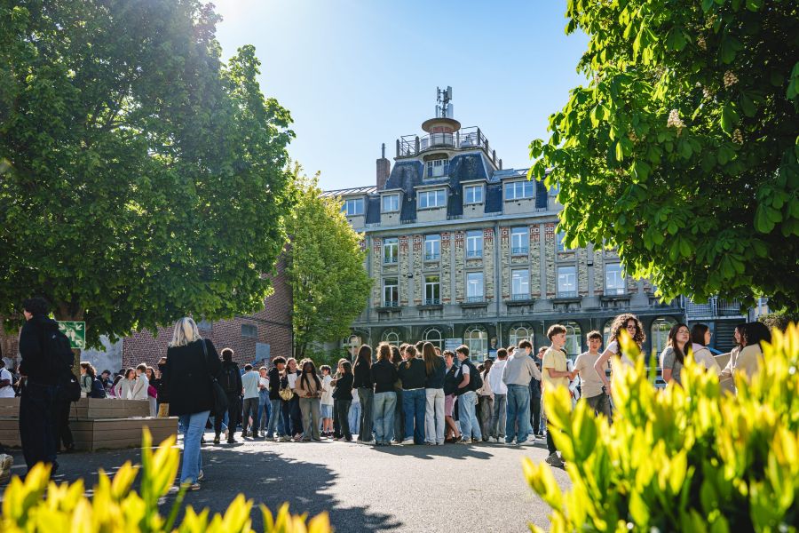 Élèves rassemblés dans la cour du collège entre deux cours de la journée