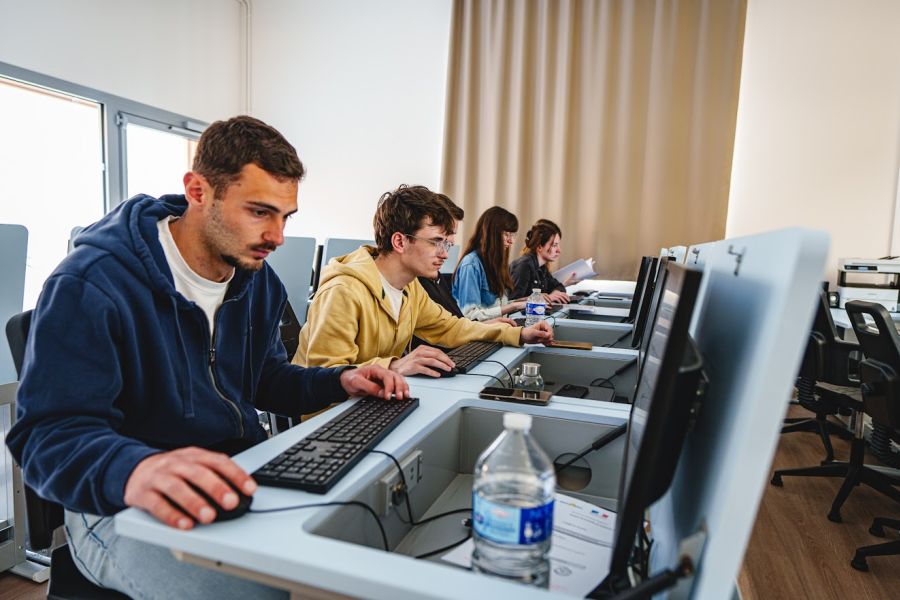 Étudiants du Sup' Saint Jean travaillent sur ordinateur en salle informatique