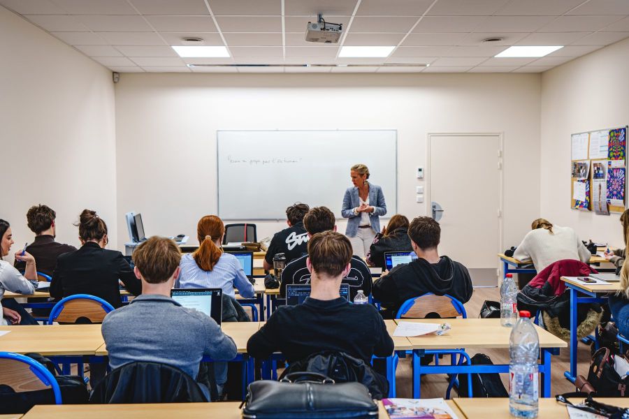 Cours en classe du DCG, Diplôme de Comptabilité et de Gestion, au Sup' Saint Jean & la Croix