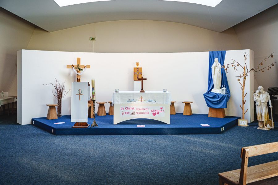 Autel décoré pour Pâques avec une banderole « Le Christ est vraiment ressuscité »