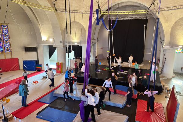 Élèves s'initiant aux arts du cirque avec la Compagnie Isis, partenaire de l'établissement