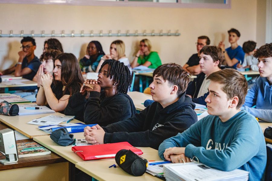 Lycéens attentifs en classe lors de la journée de rentrée scolaire