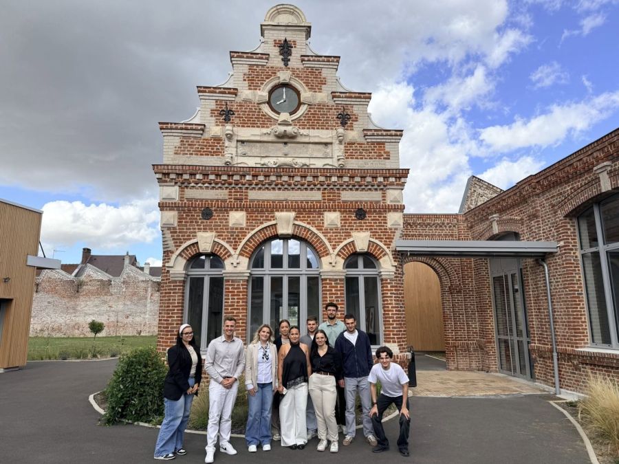 Premi&egrave;re promotion du Bachelor Banque-Assurance devant le campus du Sup&rsquo; Saint-Jean &agrave; Saint-Quentin
