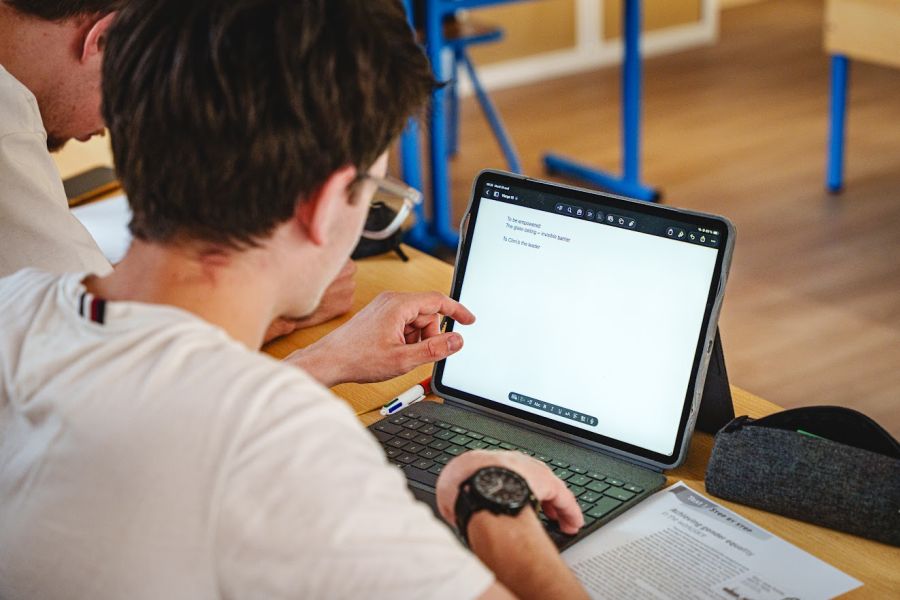 Étudiant du Sup' Saint Jean prenant des notes sur une tablette numérique