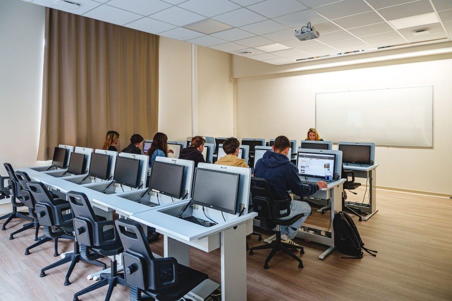Étudiants du BTS Gestion de la PME en salle informatique au Sup' Saint Jean & la Croix