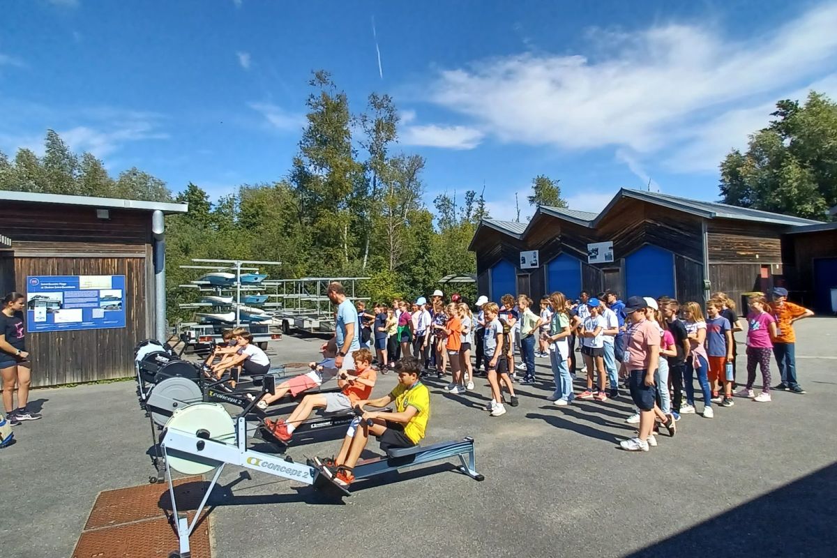 Vue aérienne du club d'aviron partenaire au bord de l'eau à Saint-Quentin