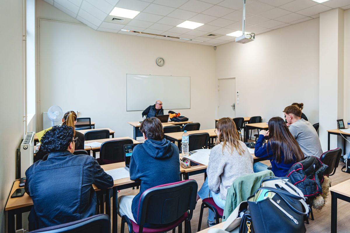 Étudiant en salle de devoir surveillé au Sup' Saint Jean & la Croix