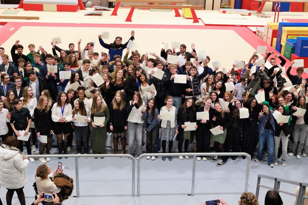 Élèves du collège réunis avec leurs diplômes lors d'un événement de gymnastique