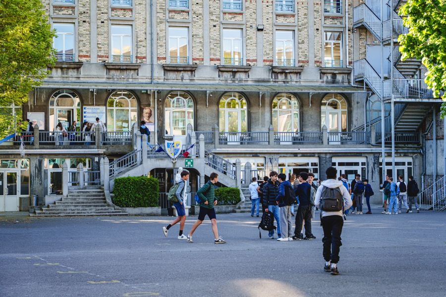Cour du collège avec des élèves circulant devant le bâtiment principal