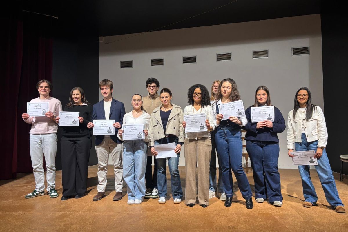 Lycéens récompensés par un certificat lors d'un concours d'éloquence, sur scène