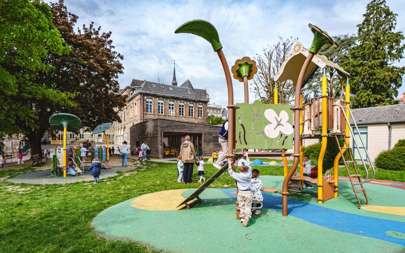 Cour de récréation et aire de jeux de l’école Saint Jean et la Croix