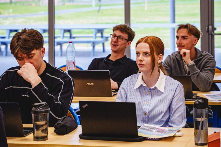 Étudiants attentifs en cours avec leurs ordinateurs portables au Sup' Saint Jean & la Croix