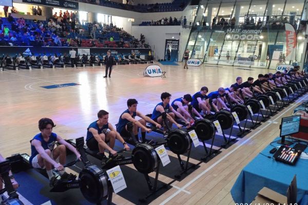 Élèves de l'association sportive en compétition d'aviron indoor UNSS sur ergomètres