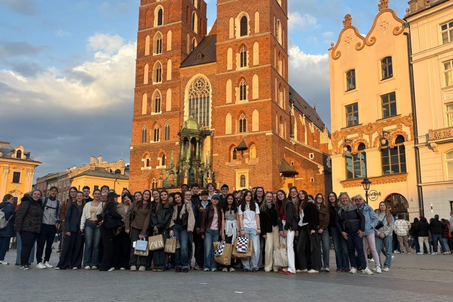Élèves sur la place du marché de Cracovie lors d'un voyage scolaire