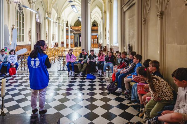 Écoliers réunis dans une église lors d'une activité de pastorale