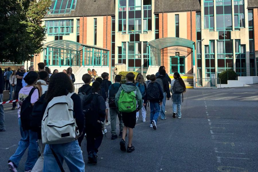 Collégiens entrant dans l'établissement du collège un matin de rentrée