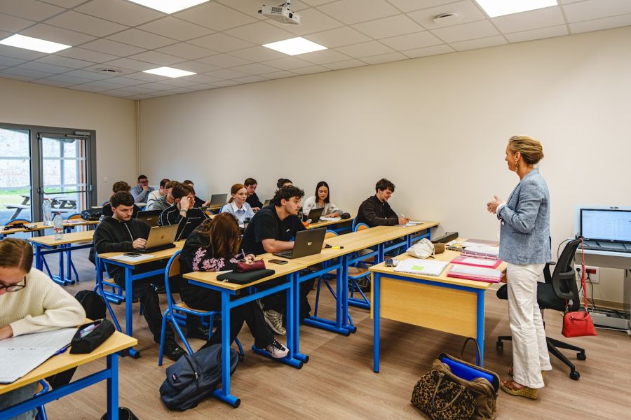 Une enseignante du Sup' Saint Jean s'adresse à ses étudiants pendant un cours