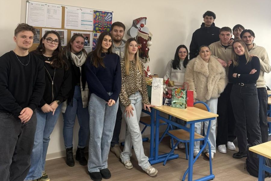 Étudiants et équipe du Sup' Saint Jean réunis pour les fêtes de fin d'année