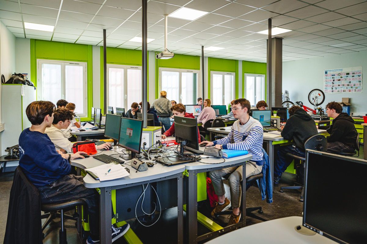 Lycéens travaillant sur ordinateur dans une salle informatique